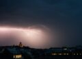 Un perno de iluminación ilumina el cielo sobre la basílica de Sacre Coeur en Montmartre durante una tormenta eléctrica, Northern Paris, el 25 de junio de 2025. (Foto de Julie Sebadelha / AFP) (Foto de Julie Sebadelha / AFP a través de imágenes de Getty)