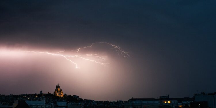 Un perno de iluminación ilumina el cielo sobre la basílica de Sacre Coeur en Montmartre durante una tormenta eléctrica, Northern Paris, el 25 de junio de 2025. (Foto de Julie Sebadelha / AFP) (Foto de Julie Sebadelha / AFP a través de imágenes de Getty)