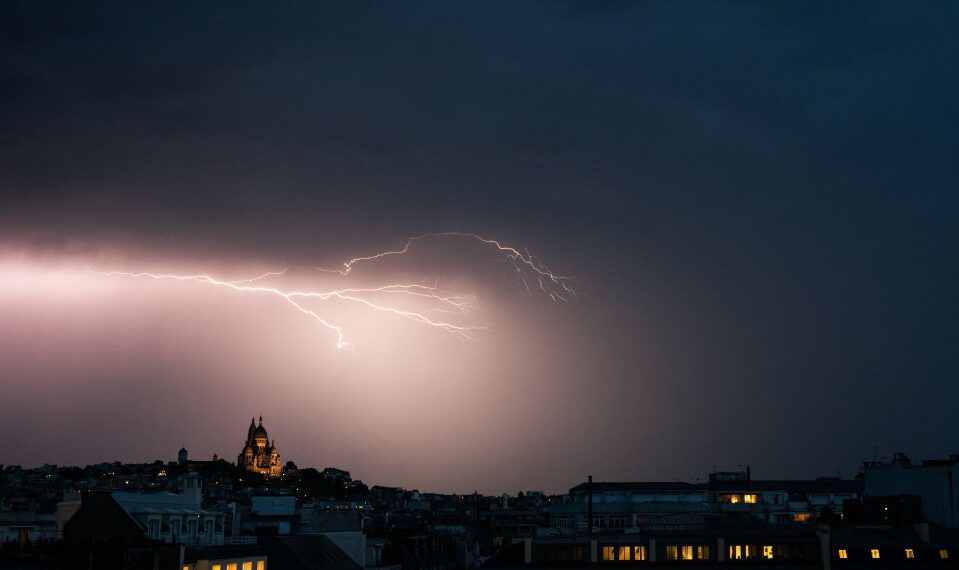 Un perno de iluminación ilumina el cielo sobre la basílica de Sacre Coeur en Montmartre durante una tormenta eléctrica, Northern Paris, el 25 de junio de 2025. (Foto de Julie Sebadelha / AFP) (Foto de Julie Sebadelha / AFP a través de imágenes de Getty)