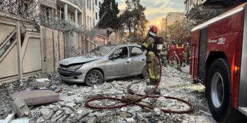 Los primeros respondedores se reúnen fuera de un edificio que fue golpeado por una huelga israelí en Teherán, Irán, el 13 de junio de 2025. (Meghdad Madad/AFP a través de Getty Images)