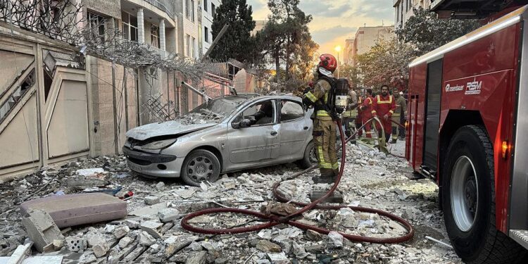 Los primeros respondedores se reúnen fuera de un edificio que fue golpeado por una huelga israelí en Teherán, Irán, el 13 de junio de 2025. (Meghdad Madad/AFP a través de Getty Images)