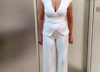 Mujer con traje de pantalón blanco.
