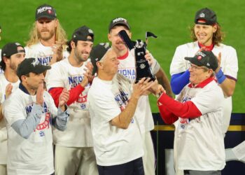 El propietario de los Filis de Filadelfia, John Middleton (R) y el gerente general Dave Dombrowski, levantan el trofeo Warren C. Giles después de que los Filis de Filadelfia derrotaran a los Padres de San Diego en el Juego cinco para ganar la serie de campeonato de la Liga Nacional en Citizens Bank Park en Filadelfia, Pensilvania, el 23 de octubre de 2022. (Michael Rains/Getty Images)