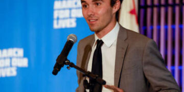 David Hogg habla en un ayuntamiento organizado por el grupo de defensa March for Our Lives en East La College en Monterey, California, el 8 de septiembre de 2023.