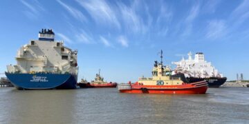 Un camión cisterna de GNL se guía por remolcadores en la unidad de exportación de GNL de Cheniere Sabine Pass en Cameron Parish, Louisiana, el 14 de abril de 2022. (Marcy de Luna/Reuters)