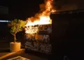 Los manifestantes prendieron fuego a un contenedor durante los enfrentamientos con la policía en el centro de Los Ángeles el 8 de junio de 2025. (Jim Vondruska/Getty Images)