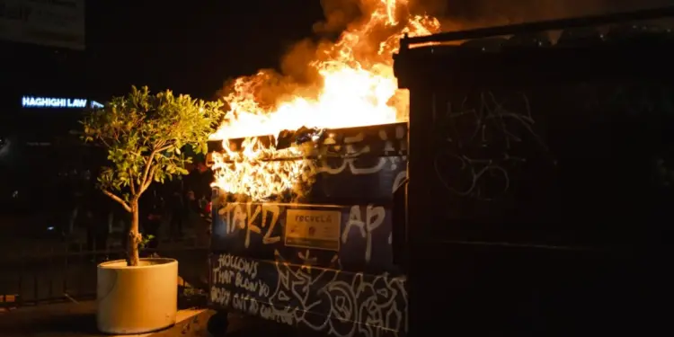 Los manifestantes prendieron fuego a un contenedor durante los enfrentamientos con la policía en el centro de Los Ángeles el 8 de junio de 2025. (Jim Vondruska/Getty Images)