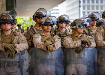 El Pentágono moviliza a cientos de tropas para ayudar con la aplicación de la ley de inmigración