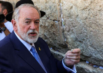 El nuevo embajador de los Estados Unidos en Israel Mike Huckabee tiene una nota que se le da del presidente Donald Trump para ser colocada en las grietas del muro de los lejanos, el sitio más sagrado donde los judíos pueden rezar, durante la visita de Huckabee al sitio sagrado en la antigua ciudad de Jerusalén el 18 de abril de 2025.