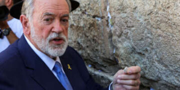 El nuevo embajador de los Estados Unidos en Israel Mike Huckabee tiene una nota que se le da del presidente Donald Trump para ser colocada en las grietas del muro de los lejanos, el sitio más sagrado donde los judíos pueden rezar, durante la visita de Huckabee al sitio sagrado en la antigua ciudad de Jerusalén el 18 de abril de 2025.