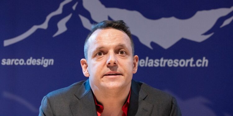 Foto de Florian Willet, CEO y vicepresidente del último recurso, en una conferencia de prensa.