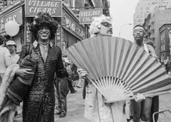 La activista estadounidense de liberación gay Marsha P. Johnson (1945-1992, centro a la izquierda) junto con otros no identificados, en la esquina de Christopher Street y 7th Avenue durante la Marcha Pride, Nueva York, 27 de junio de 1982.