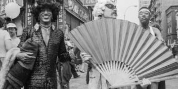 La activista estadounidense de liberación gay Marsha P. Johnson (1945-1992, centro a la izquierda) junto con otros no identificados, en la esquina de Christopher Street y 7th Avenue durante la Marcha Pride, Nueva York, 27 de junio de 1982.