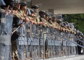 El alcalde de Los Ángeles impone el toque de queda en el centro de la ciudad hasta el saqueo de vandalismo