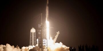 El almizcle comienza a desmantelar SpaceX Dragon en medio de consecuencias con Trump