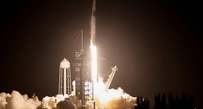 El almizcle comienza a desmantelar SpaceX Dragon en medio de consecuencias con Trump
