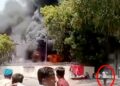 Las imágenes de un hombre se alejan tranquilamente de un gran fuego.