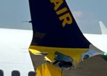 Dañado ala de avión de Ryanair después del aterrizaje del choque.