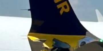 Dañado ala de avión de Ryanair después del aterrizaje del choque.