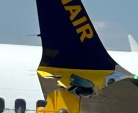 Dañado ala de avión de Ryanair después del aterrizaje del choque.