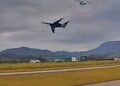 Video todavía de un avión y helicóptero cerca de la colisión en el aire en un aeropuerto.