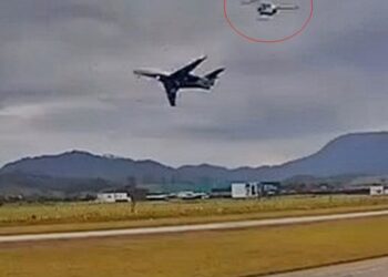 Video todavía de un avión y helicóptero cerca de la colisión en el aire en un aeropuerto.