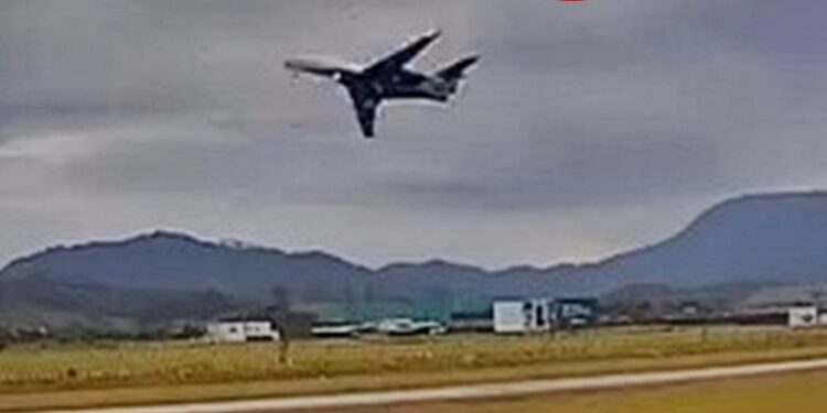 Video todavía de un avión y helicóptero cerca de la colisión en el aire en un aeropuerto.