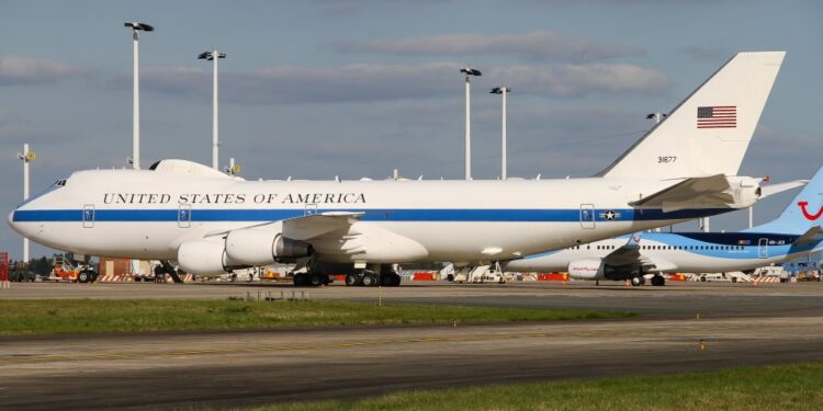 La Fuerza Aérea de EE. UU. Boeing 747-200B avión estacionado en un aeropuerto.