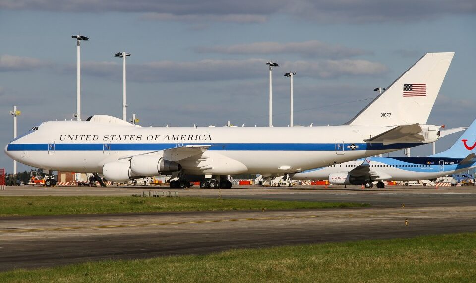 La Fuerza Aérea de EE. UU. Boeing 747-200B avión estacionado en un aeropuerto.