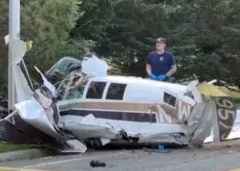 Escena del accidente aéreo con personal de emergencia.