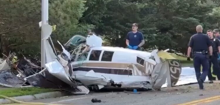 Escena del accidente aéreo con personal de emergencia.