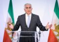 Reza Pahlavi Dando una conferencia de prensa.