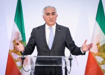 Reza Pahlavi Dando una conferencia de prensa.