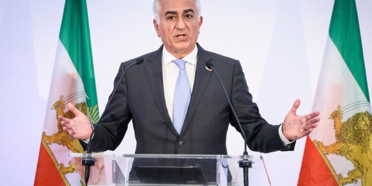 Reza Pahlavi Dando una conferencia de prensa.