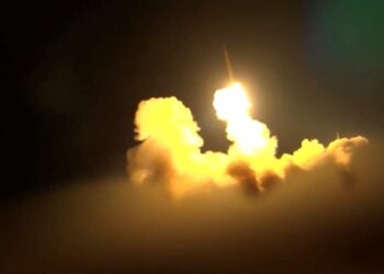 Lanzamiento de misiles por la noche.