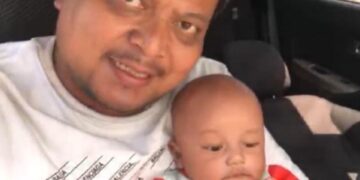 Foto de un padre y su bebé en un auto.