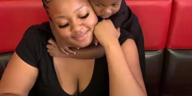 Mujer sosteniendo a su hijo.