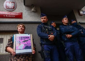 Una mujer tiene una pancarta mientras se manifesta fuera de una estación de policía durante la protesta de 'Solidaridad con Joanna' en Krakow, Polonia, el 25 de julio de 2023. Las manifestaciones se llevaron a cabo en las ciudades polacas después de presuntas hostilidad policial contra una mujer llamada Joanna que tomó píldora de aborto. Después de que el psiquiatra de Joanna llamó a 112 temiendo por su débil salud mental, Joanna fue llevada al hospital en la escolta de los policías que la interrogan de una manera humillante.