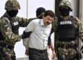 Joaquín "El Chapo" Guzmán escoltado por marines mexicanos.
