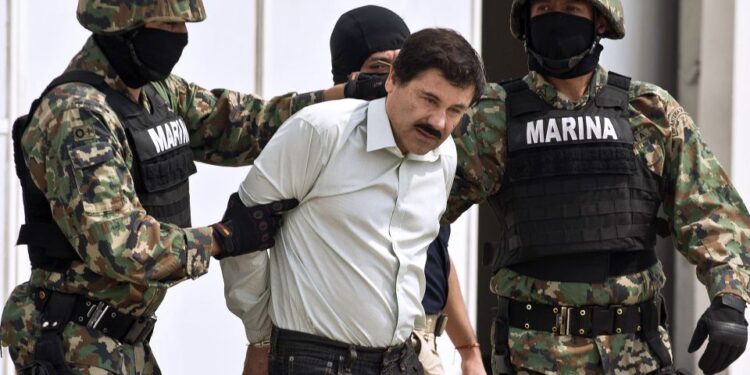 Joaquín "El Chapo" Guzmán escoltado por marines mexicanos.