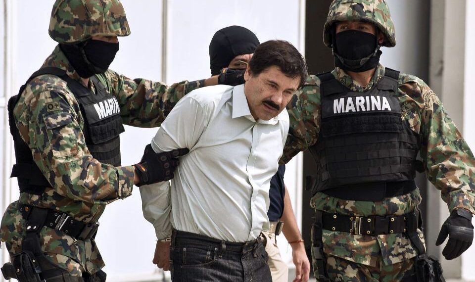 Joaquín "El Chapo" Guzmán escoltado por marines mexicanos.
