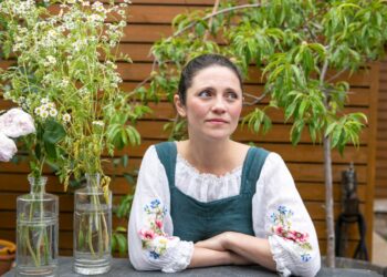 Retrato de Olia Hercules, una chef y autora ucraniana/británica.