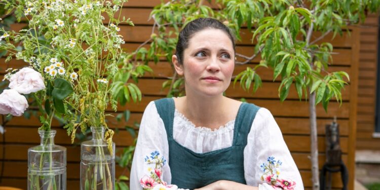 Retrato de Olia Hercules, una chef y autora ucraniana/británica.