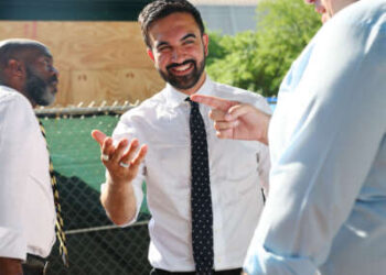 El candidato a la alcaldía de Nueva York, el representante estatal Zohran Mamdani saluda a los votantes con el candidato demócrata a la alcaldía Michael Blake en la calle 161 el 24 de junio de 2025, en el South Bronx en la ciudad de Nueva York.