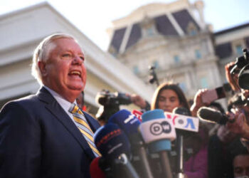 El senador Lindsey Graham habla con periodistas fuera de la Casa Blanca el 28 de febrero de 2025 en Washington, DC