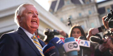 El senador Lindsey Graham habla con periodistas fuera de la Casa Blanca el 28 de febrero de 2025 en Washington, DC
