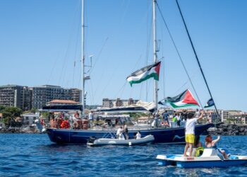 CATANIA, Italia - 01 de junio: justo antes de la partida de Madleen, el buque Freedom Flotilla, un hombre joven levanta la bandera palestina de un bote de pedal mientras otros barcos vuelan la misma bandera del puerto de San Giovanni Li Cuti el 01 de junio de 2025 en Catania, Italy. La activista sueca Greta Thunberg se encuentra entre aquellos que intentarán navegar a Gaza en un bote organizado por la Coalición Freedom Flotilla (FFC), en un intento por romper el bloqueo de Israel del territorio palestino. Freedom Flotilla tuvo que abortar un viaje anterior a principios de mayo después de decir que su bote fue atacado por drones en aguas internacionales cerca de Malta. (Foto de Fabrizio Villa/Getty Images)