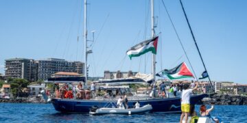 CATANIA, Italia - 01 de junio: justo antes de la partida de Madleen, el buque Freedom Flotilla, un hombre joven levanta la bandera palestina de un bote de pedal mientras otros barcos vuelan la misma bandera del puerto de San Giovanni Li Cuti el 01 de junio de 2025 en Catania, Italy. La activista sueca Greta Thunberg se encuentra entre aquellos que intentarán navegar a Gaza en un bote organizado por la Coalición Freedom Flotilla (FFC), en un intento por romper el bloqueo de Israel del territorio palestino. Freedom Flotilla tuvo que abortar un viaje anterior a principios de mayo después de decir que su bote fue atacado por drones en aguas internacionales cerca de Malta. (Foto de Fabrizio Villa/Getty Images)