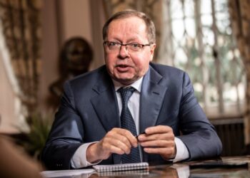 Retrato de Andrei Kelin, embajador ruso en el Reino Unido.