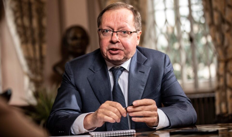 Retrato de Andrei Kelin, embajador ruso en el Reino Unido.